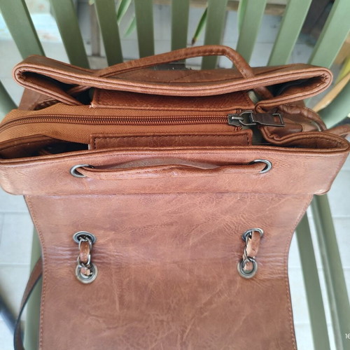 Quilted women's backpack in tan with chain detail