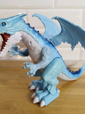 Dragon toy used with sounds and movement