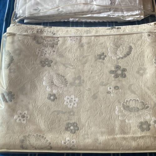 Carlucci quilt and king-size sheets set like new