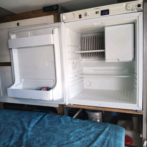 Dometic 60l 12v 220v gas fridge like new with cooling fans