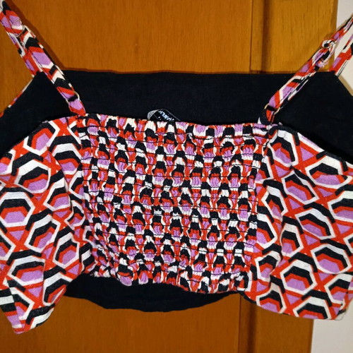 Crop top with geometric pattern Stradivarius like new, size Small, multicolor