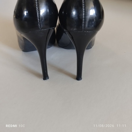 Patent leather pumps like new, size 38, black