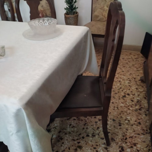 Extendable dining table like new with 6 walnut chairs