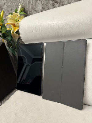 Huawei MediaPad M5 Lite 10.1" таблет като нов с WiFi и калъф