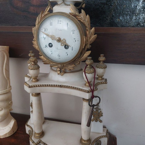 French Table Clock Pendule de Cheminee Portico Louis XVI Style Carrara Marble and Gilded Bronze like new