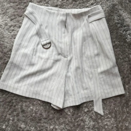 Pink Woman shorts like new with belt, size S 36 8, white