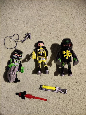 Playmobil astronauts set like new, 3 pieces with equipment
