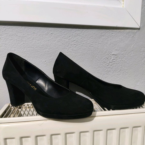 Stefania Black Pumps Size 38 Like New