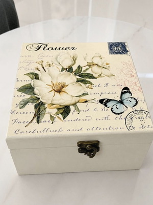 Wooden jewelry box with mirror, like new, beige