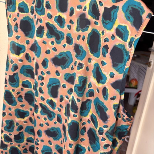 Lynne women's sleeveless satin shirt multicolor size medium like new