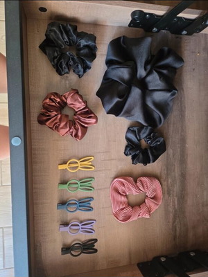Ποικιλία scrunchies και κλιπ μεταχειρισμένα, πολύχρωμα