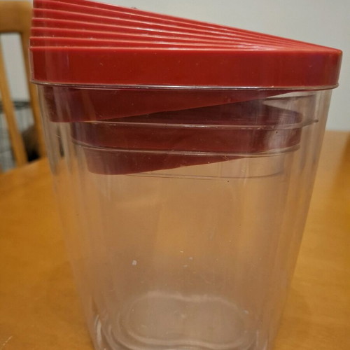 Set of 8 food storage containers like new