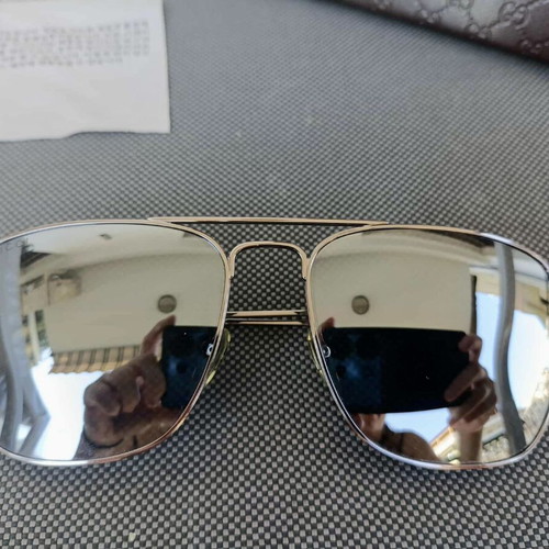 Gucci sunglasses like new, silver mirror lenses with green and red details