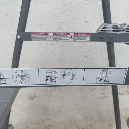 Intex pool ladder like new for wall height 1.07m