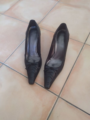 Logan black pumps size 39 used with minor defects