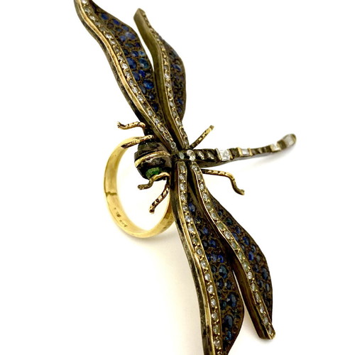 18k Butterfly Ring like new with diamonds and sapphires