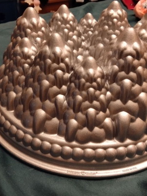 Holiday Tree Cake Pan Nordic Ware new