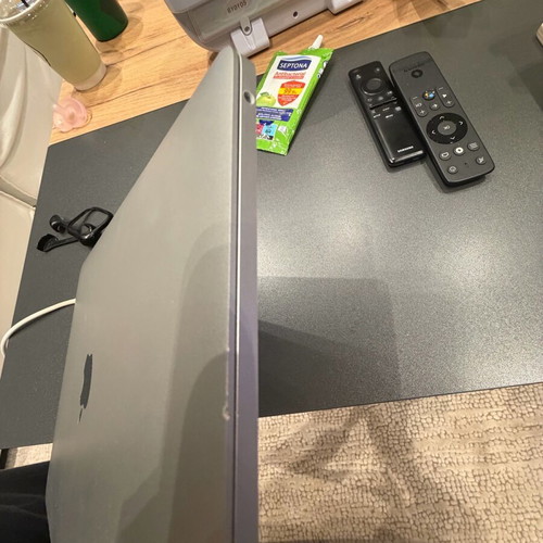 Apple MacBook Pro 13.3 ιντσών (2019) i5 8GB RAM μεταχειρισμένο με σημάδια στο καπό
