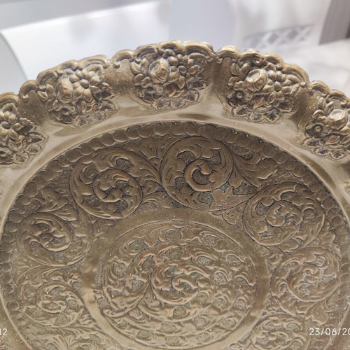 Handcrafted hammered bronze tray like new, 32 cm