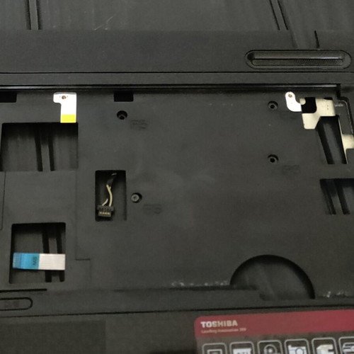 Toshiba Satellite L600 L600-01B Top Case with Touchpad like new