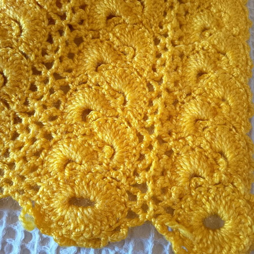 Vintage handmade wool knitted blanket in yellow, like new, 165x210 cm