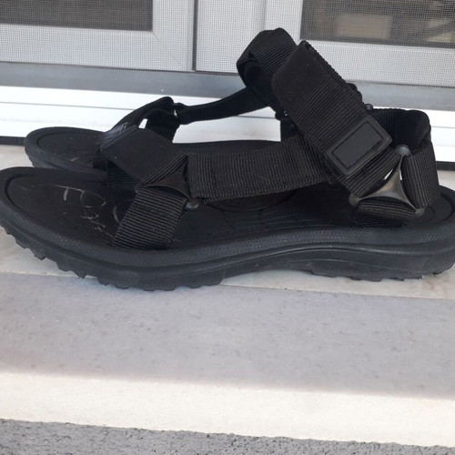 Box Now Unisex Sandals like new, adjustable and comfortable