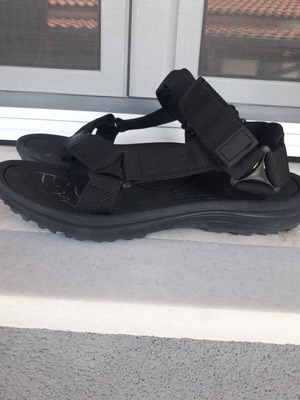 Box Now Unisex Sandals like new, adjustable and comfortable