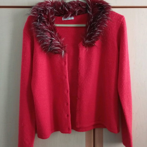 Red cardigan like new with removable faux fur, size S