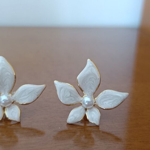Flower earrings with pearl and white enamel like new
