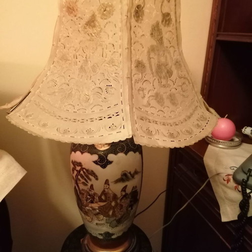 Table lamp with painted Japanese scenes like new