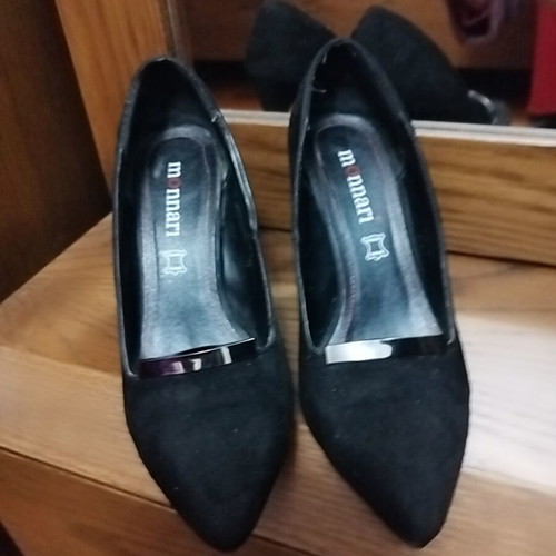 Black pumps with metal detail, heel 8.5cm, size 36