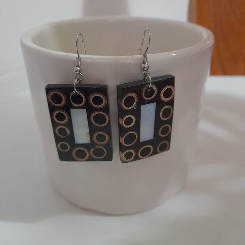 Ethnic earrings like new with mother of pearl details