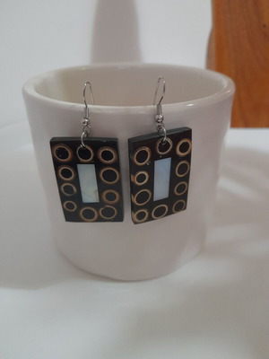 Ethnic earrings like new with mother of pearl details