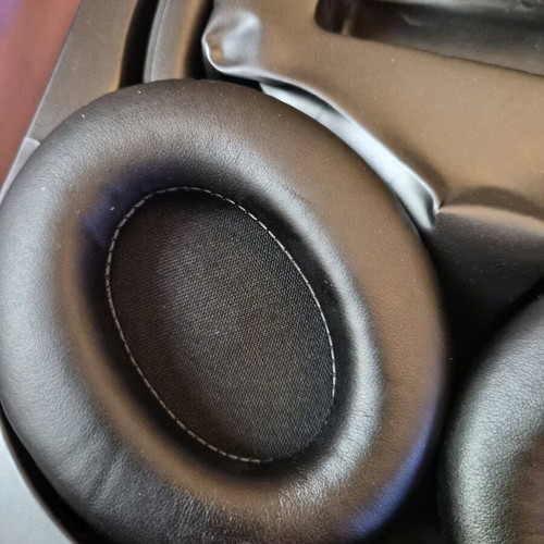Lenovo EH140 Bluetooth headphones like new, over-ear with charging cable