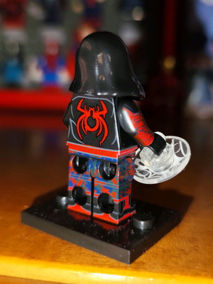 Spider-Man Miles Morales (The End Suit) σαν καινούργιο με βάση και ιστό