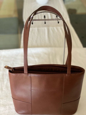 Ettiene Aigner leather shoulder bag like new, brown