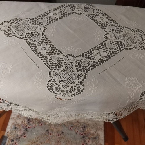 Tablecloth with guipure lace like new, set with runner and napkins