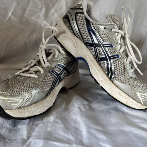 Asics sneakers size 39.5 used, gray