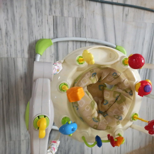 Baby jumper like new with colorful toys and 360-degree rotation