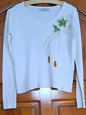 Lankadiou White V-Neck Blouse like new, size M-L