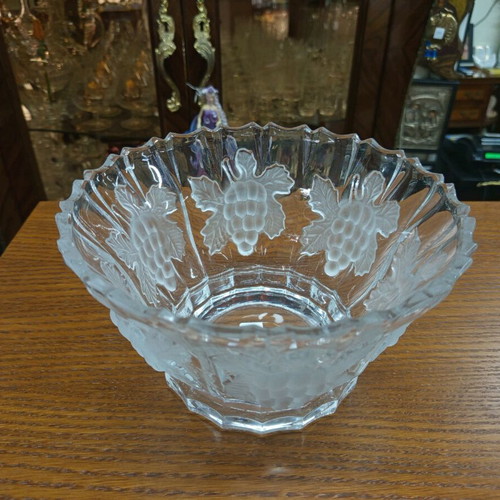 Carved salad bowl new with base designs