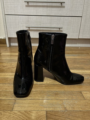 Bershka vinyl μπότες σαν καινούργιο, μαύρες, με τετράγωνη μύτη, νούμερο 38