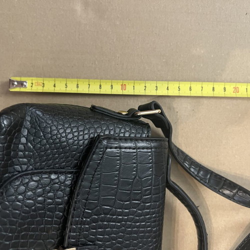 Black snake-pattern handbag like new, hand or crossbody