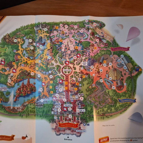 Disneyland Park 2008 Park Guide like new, 2 maps included