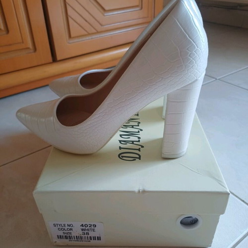 Pumps like new, white with croco pattern, size 38, heel 9.5cm