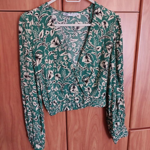 Zara top with elastic and V-neck extra small like new