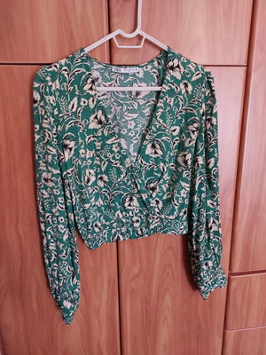 Zara top with elastic and V-neck extra small like new