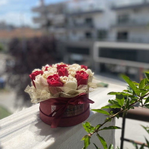 Handmade scented bouquet candle 100% soy wax with red forest fruits and Madagascar vanilla