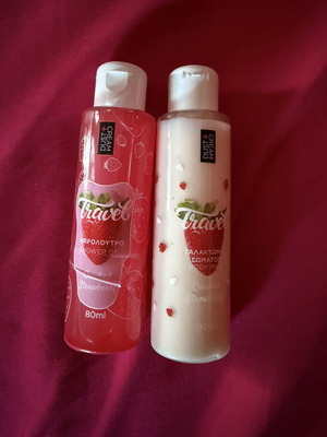 Dust+Cream Travel σετ αφρόλουτρο και γαλάκτωμα σώματος με άρωμα ζαχαρωμένης φράουλας
