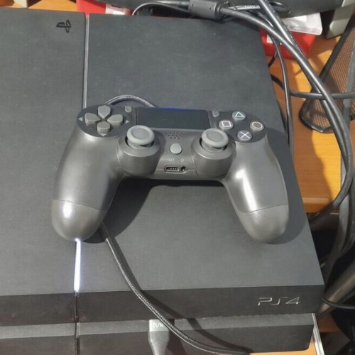 PlayStation 4 1TB like new with 20+ games and Gamebato access